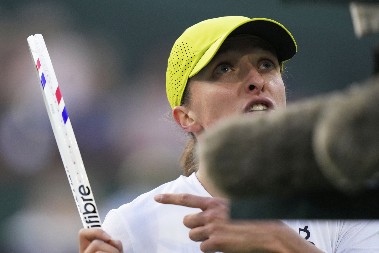 ŠTA BI BILO DA JE SRBIN OVO URADIO? Iga pobesnela i umalo povredila skupljača loptica (VIDEO)