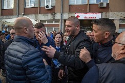 TENZIJE ISPRED BOLNICE U KOČANIMA Roditelji odbijaju da puste tela njihove dece na obdukciju (FOTO)