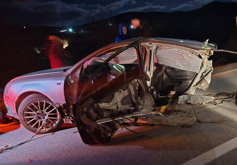 JEZIV UDES KOD TUTINA Auto ostao prepolovljen