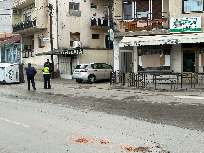 DEMOLIRAN KAFIĆ VLASNIKA DISKOTEKE SMRTI!  Besni građani razbili lokal i prevrnuli njegovo vozilo (FOTO/VIDEO)