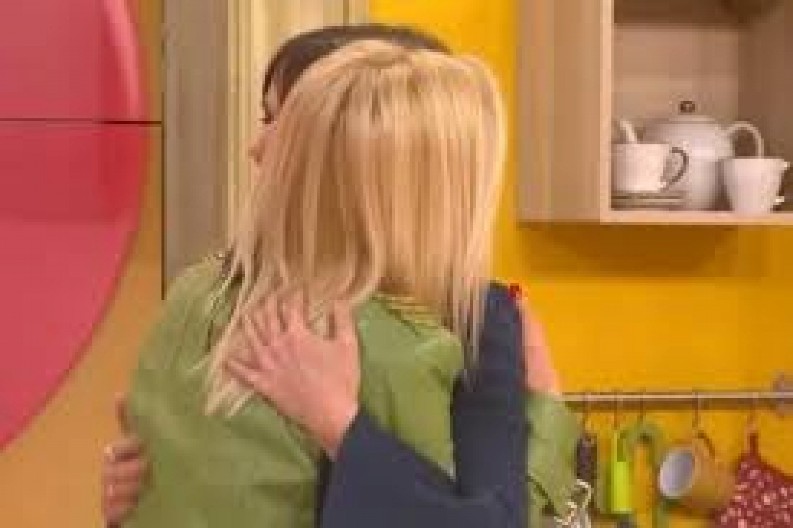 VODITELJKA RASPLAKALA KOLEGINICU U EMISIJI Publika zanemela, usledio najteži momenat pred kamerama