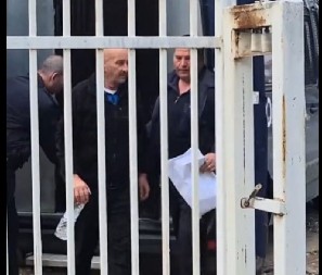 POGLEDAJTE SNIMAK HAPŠENJA VLASNIKA DISKOTEKE SMRTI: Hoda mirno i bez lisica na rukama (VIDEO)