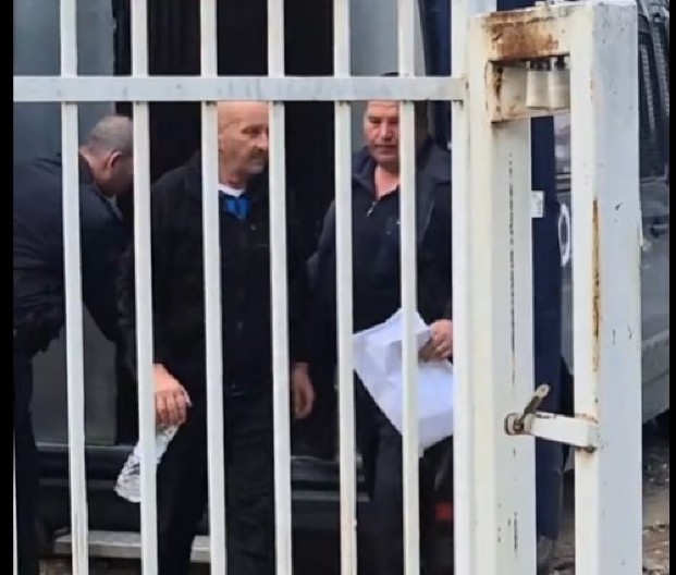 POGLEDAJTE SNIMAK HAPŠENJA VLASNIKA DISKOTEKE SMRTI: Hoda mirno i bez lisica na rukama (VIDEO)