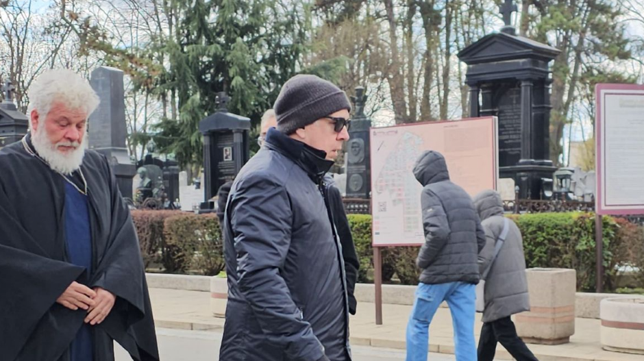 BULE GONCIĆ UTUČEN STIGAO NA ĆERKINU SAHRANU Glumac skrhan bolom, naslednicu danas ispraća na večni počinak (FOTO)