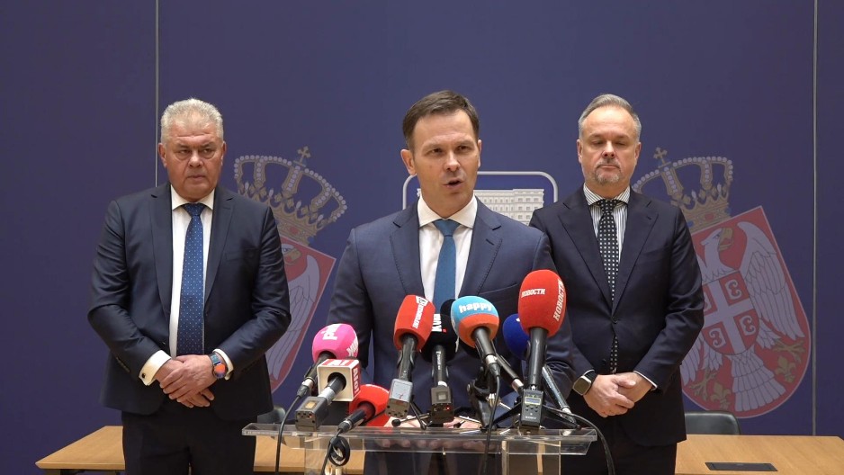 MAKSIMALNI IZNOS KREDITA 100.000 EVRA, UČEŠĆE SAMO 1% Siniša Mali potpisuje ugovor sa predstavnicima Banke Poštanska štedionica