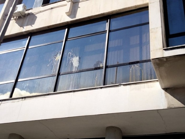 BACAJU JAJA NA ZGRADU SKUPŠTINE: Nastavlja se divljanje okupljenih u Novom Sadu (FOTO)