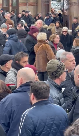 GLUMAC NEPREPOZNATLJIV STIGAO NA GROBLJE Na sahrani ćerke Buleta Goncića pokušao da ostane neprimećen (FOTO)