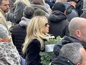 NJU NIKO NIJE OČEKIVAO! Poznata pevačica došla na sahranu ćerke Buleta Goncića, slomljena od bola (FOTO)
