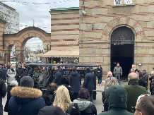 KRENULA POVORKA KA GROBNOM MESTU Porodica jedva stoji na nogama, jauci se prolamaju Novim grobljem!