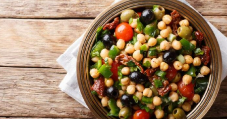 SALATA SA POVRĆEM I LEBLEBIJAMA Sočna i slasna, a posna, prste da poližete