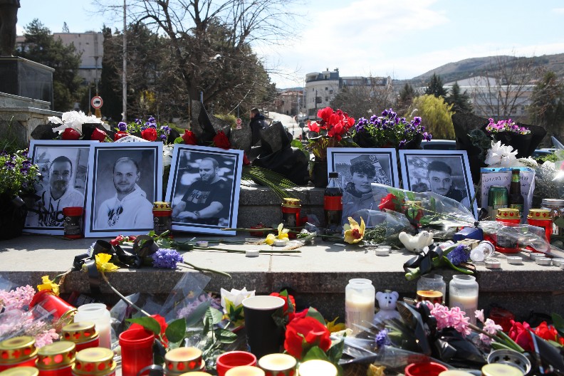 SA LICA MESTA: NAJTUŽNIJI SNIMAK IZ KOČANA Ljudi se i danas upisuju u knjigu žalosti