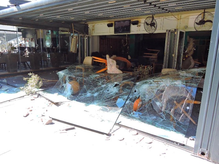 ALO! SAZNAJE NA LICU MESTA Lokal u kojem se nalazi kafić koji su besni građani Kočana razlupali vlasniku "diskoteke smrti" ne pripada njemu (FOTO, VIDEO)