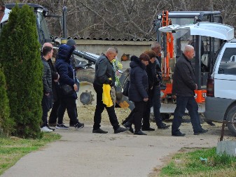 SELA KOD KOČANA ZAVIJENA U CRNO "Pevač bi preživeo da se nije vratio da pomaže drugima" Meštani progovorili za Alo!