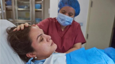 PORODILA SE I NIJE HTELA NI DA POGLEDA BEBU Onda je babica uradila nešto što je sve promenilo