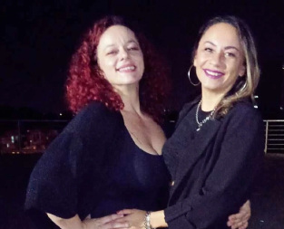 PRVO OGLAŠAVANJE PREŽIVELE PEVAČICE NAKON POŽARA U KOČANIMA Na dan sahrane kolega uputila bolne reči: "Deo moje druge porodice je otišao"