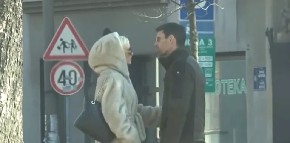 CEO BEOGRAD GLEDAO GLUMICU SA NOVIM DEČKOM Ljube se i grle u javnosti, razvod zaboravila za tren oka (FOTO)