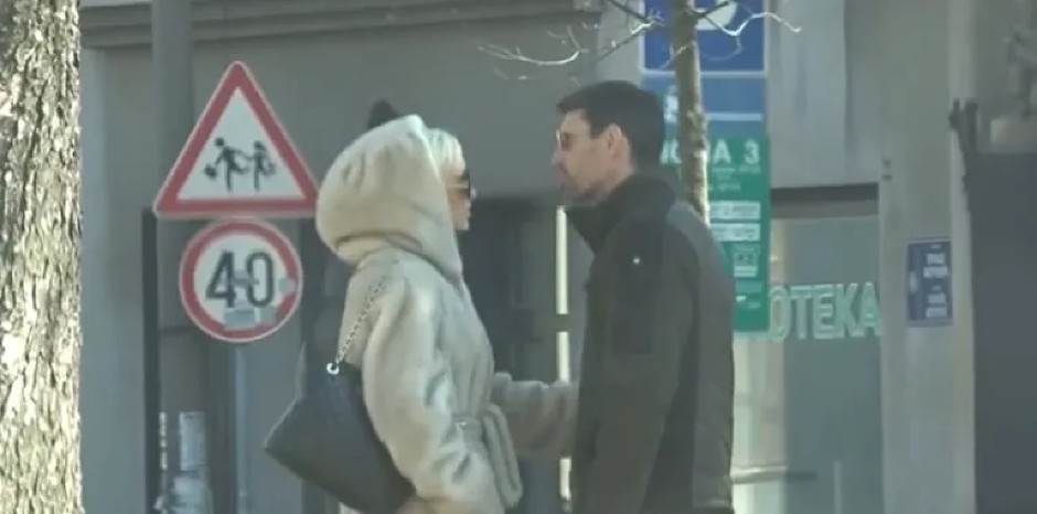 CEO BEOGRAD GLEDAO GLUMICU SA NOVIM DEČKOM Ljube se i grle u javnosti, razvod zaboravila za tren oka (FOTO)