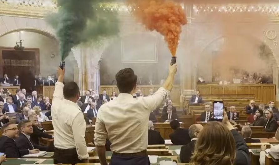 POSLANICIMA KOJI SU AKTIVIRALI DIMNE BOMBE ZABRANJEN PRISTUP MAĐARSKOM PARLAMENTU Pored toga, stiže i udarac po džepu!