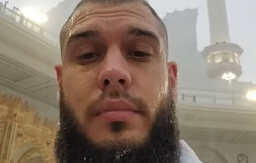 DEJAN DRAGOJEVIĆ OTIŠAO U MEKU! Klanja pred svetinjom, a onda poslao snažnu poruku! (FOTO)