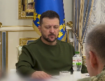 PITANJE KOJE JE SVE MUČILO: Evo zašto Zelenski stalno nosi vojno odelo