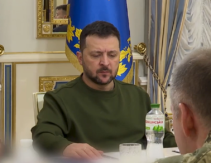 PITANJE KOJE JE SVE MUČILO: Evo zašto Zelenski stalno nosi vojno odelo