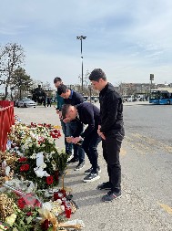 POLOŽILI CVEĆE ZA VUKAŠINA I SVE ŽRTVE TRAGEDIJE Delegacija studenata koji žele da uče u Novom Sadu (FOTO/VIDEO)