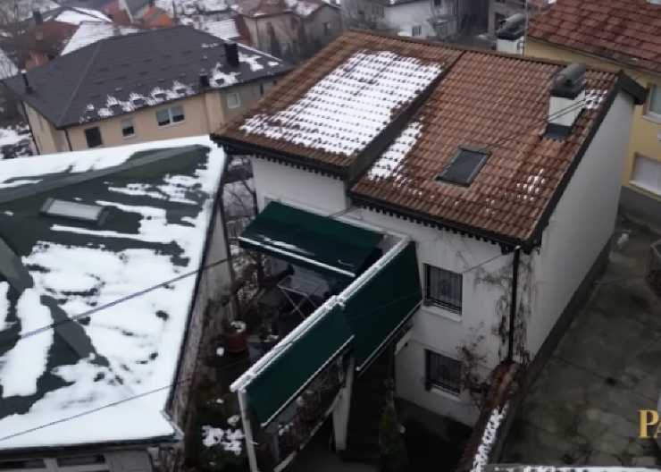 IMA MILIONE, A ŽIVI U SKROMNOJ KUĆI! Niko ne veruje da je ovo dom jednog od najpoznatijih pevača!