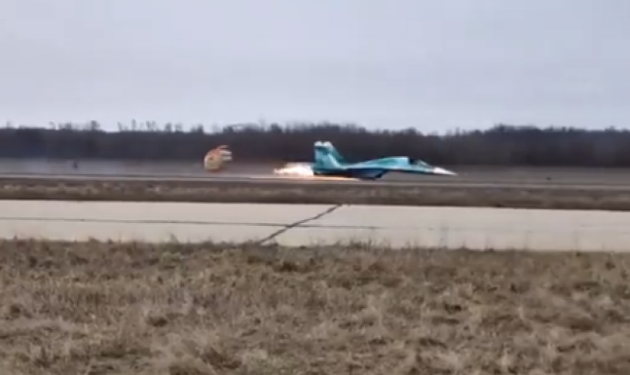 SU-34 SLETEO BEZ TOČKOVA, PRAVO NA TRUP Incident na ruskom aerodromu snimljen kamerom