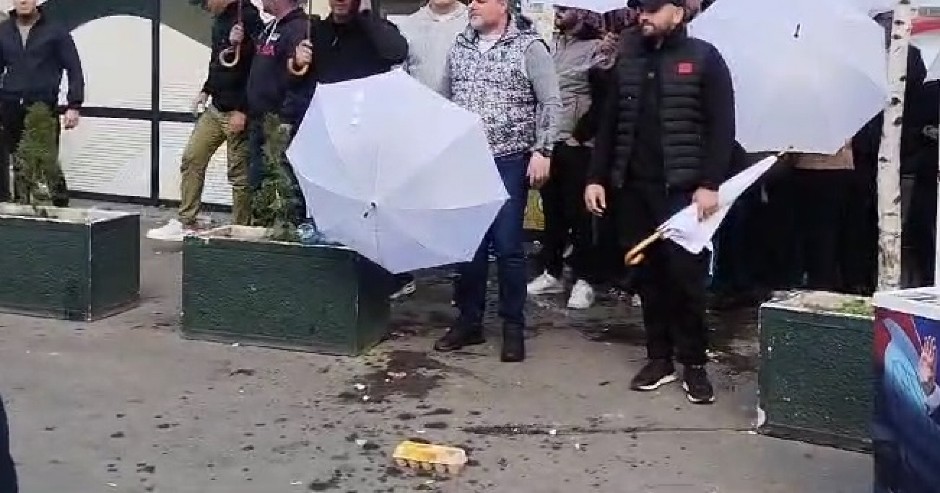 DOKLE VIŠE OVAJ TEROR OPOZICIJE I BLOKADERA? Ponovo gađaju jajima ljude na Zvezdari i urliču na njih (VIDEO)