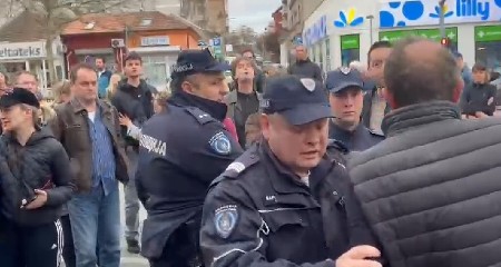 SAD NASRĆU JEDNI NA DRUGE, INTERVENISALA POLICIJA! Blokaderi prave cirkus u Beogradu, prestonica odavno nije videla ovakvu sramotu (VIDEO)
