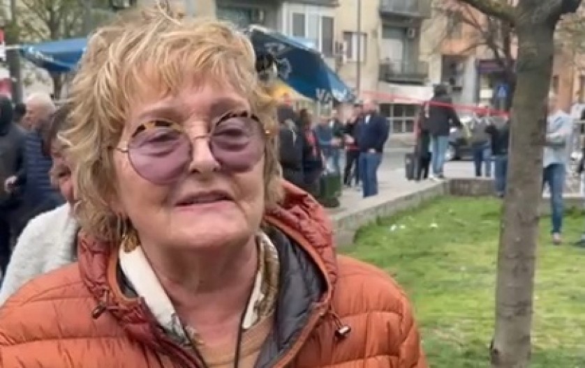 DETE SAHRANJUJU DANAS A VI PUŠTATE MUZIKU Odbornica DS-a među blokaderima: "Čije dete, tvoje? Sahranjuju svaki dan"