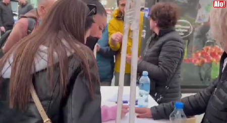 BLOKADERI PUCAJU OD MUKE! Sve više ljudi dolazi da podrži SNS, ogroman red ispred štanda (VIDEO)