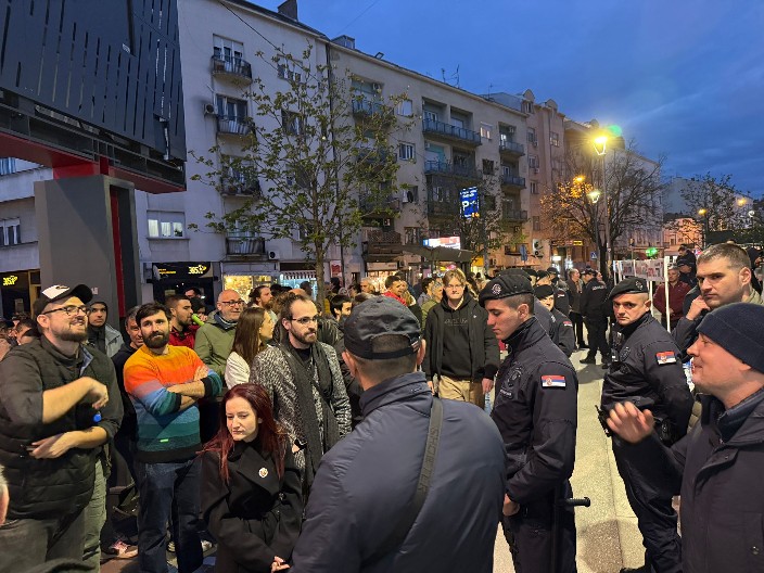 BLOKADERI PRAVE HAOS NA KALENIĆU! Skandiraju narodu za SNS štandom, vređaju i provociraju policiju (VIDEO)