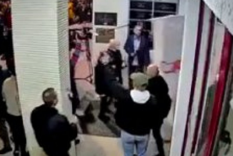 ĐILASOVCI UPALI U ZGRADU OPŠTINE ČAČAK! Odmah stigle policijske snage (VIDEO)