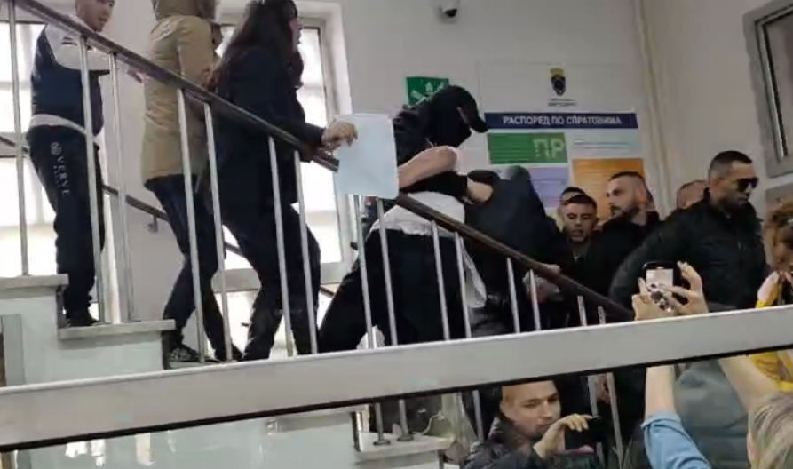 HAOS U OPŠTINI ZVEZDARA Blokaderi fizički nasrnuli na radnike i obezbeđenje! Odbijaju saradnju sa policijom (VIDEO)