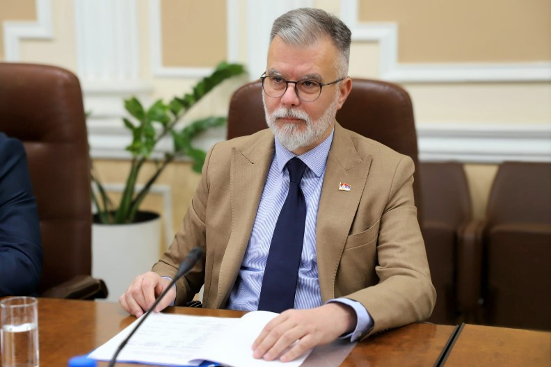 UGOVORI ZA PODRŠKU INFORMATIČKOM RAZVOJU Ministar Ristić obezbeđuje sredstva za razvoj talenata u informatici i računarstvu