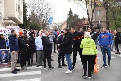 TEROR BLOKADERA NA ZVEZDARI Opozicioni huligani pokazali da im je nasilništvo jača strana (VIDEO)