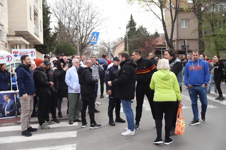 TEROR BLOKADERA NA ZVEZDARI Opozicioni huligani pokazali da im je nasilništvo jača strana (VIDEO)