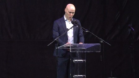 TOG 4. MAJA 1999. JE NAŠ OTAC POLETEO NE U BORBENI ZADATAK, VEĆ U ISTORIJU! Sin pukovnika pilota Milenka Pavlovića održao emotivan govor na godišnjicu NATO agresije