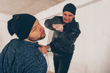 KIKBOKSER NASRNUO NA KLINCA, OSTALI MU TRAGOVI PRSTIJU OD UDARCA! Uhapšen, pa pušten uz prekršajnu!