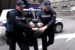 KLINCI IZBOLI MUŠKARCA (40) I POLOMILI MU JAGODIČNU KOST! Nasilje u Lebanu, dvojica uhapšena, treći u bekstvu