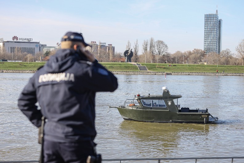 ŠOK: NIKO NE TRAGA ZA DEVOJČICOM ČIJI JE LEŠ IZVUČEN IZ SAVE, INSPEKTORI TRAŽE NJENE RODITELJE Obdukcija mora još da se čeka