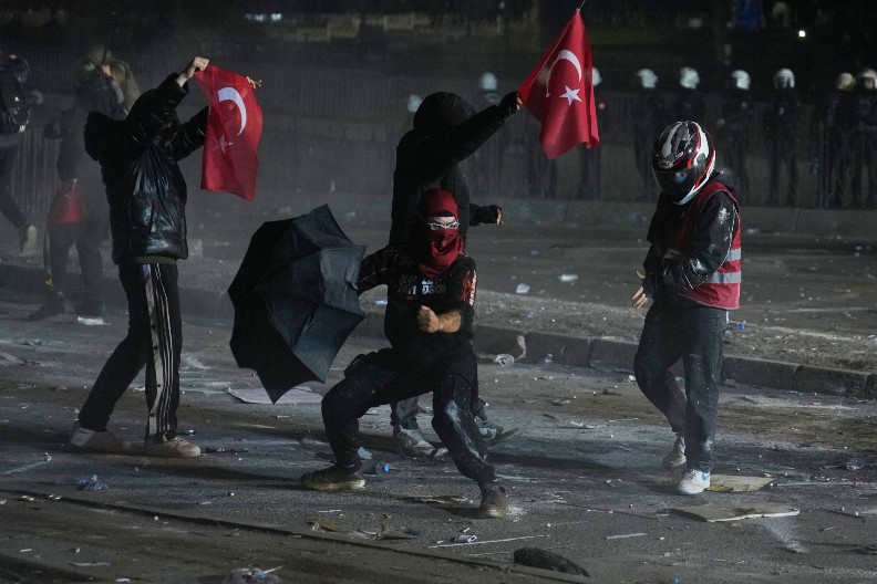 HAOS U ISTANBULU, PROTESTI ESKALIRALI! Uhapšeno jos 43 demonstranta (FOTO)