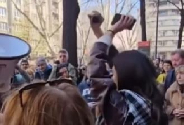 TANI AUTOBUT! Još jedan dokaz da Vučić treba da gradi ludnice umesto bolnica! (VIDEO)