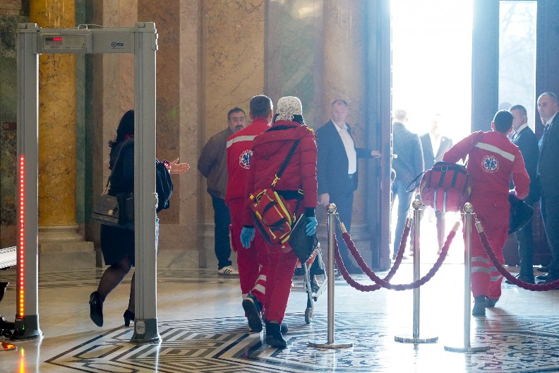 TRI POSLANICE POVREDILI U SKUPŠTINI SRBIJE! Poslanici opozicije ovim su dokazali da su glavni nasilnici!
