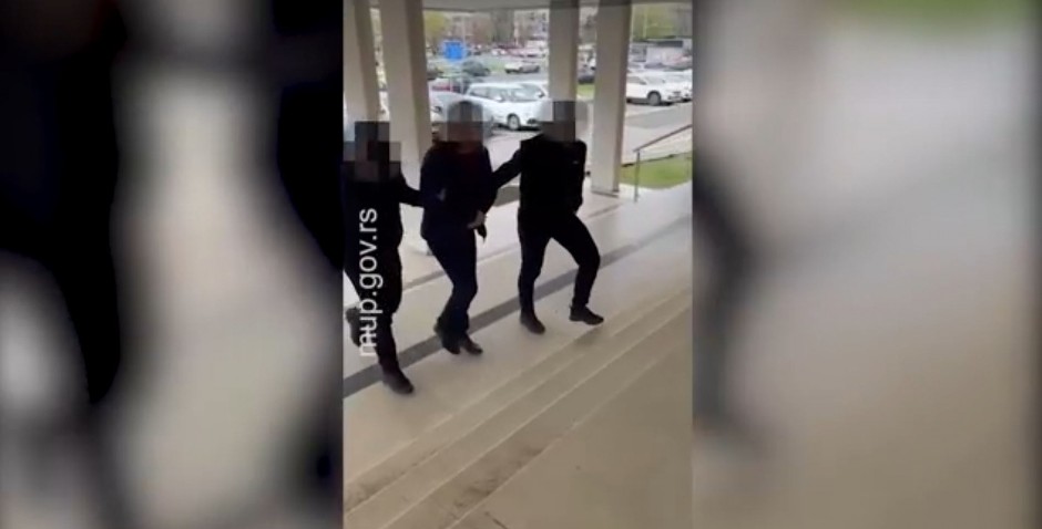 OVAKO JE IZGLEDALO HAPŠENJE U BEOGRADU Sumnja se da su muljali sa prodajom stanova pa "zgrnuli" dva miliona! (VIDEO)