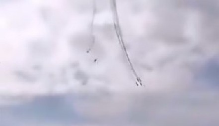 POGLEDAJTE STRAVIČAN SNIMAK SUDARA AVIONA U FRANCUSKOJ! Hitno se oglasio ministar odbrane (VIDEO/FOTO)