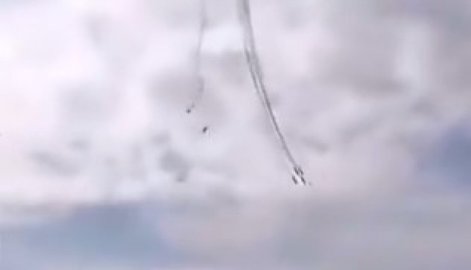 POGLEDAJTE STRAVIČAN SNIMAK SUDARA AVIONA U FRANCUSKOJ! Hitno se oglasio ministar odbrane (VIDEO/FOTO)