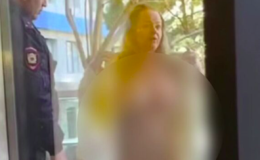 ŽENA SE SKINULA GOLA U KAFIĆU Policija hitno reagovala