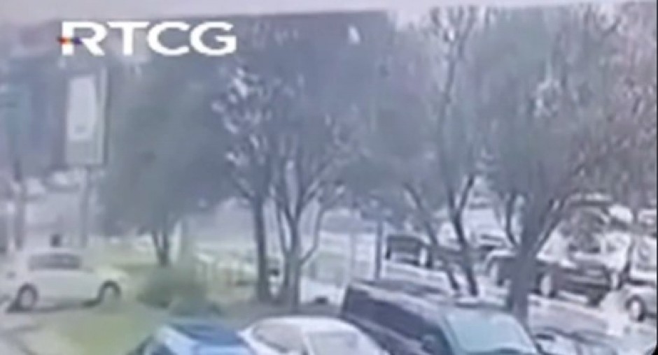 ISPLIVAO SNIMAK! Pogledajte kako se vozilo sestre Mila Đukanovića zakucalo u kolonu premijera Spajića (VIDEO)